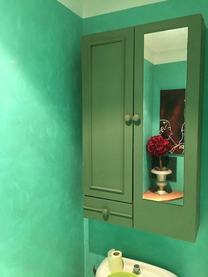 Red Flat Apartment *