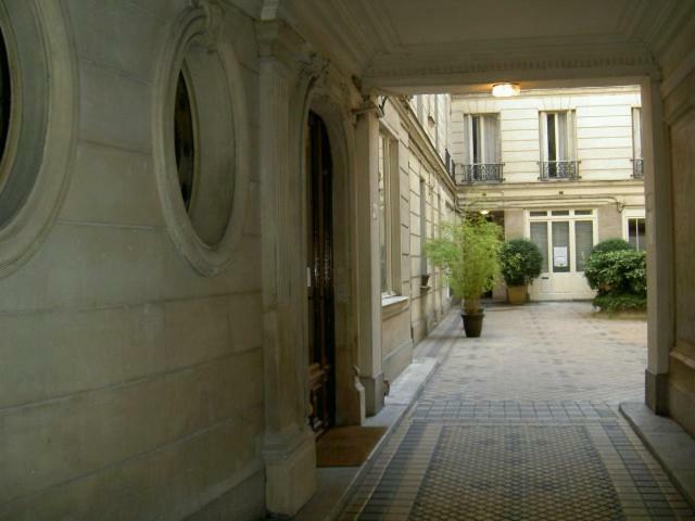 Large & Bright Apartment, Paris, Montmartre-opera, Picturesque Rue Des Martyrs Paris