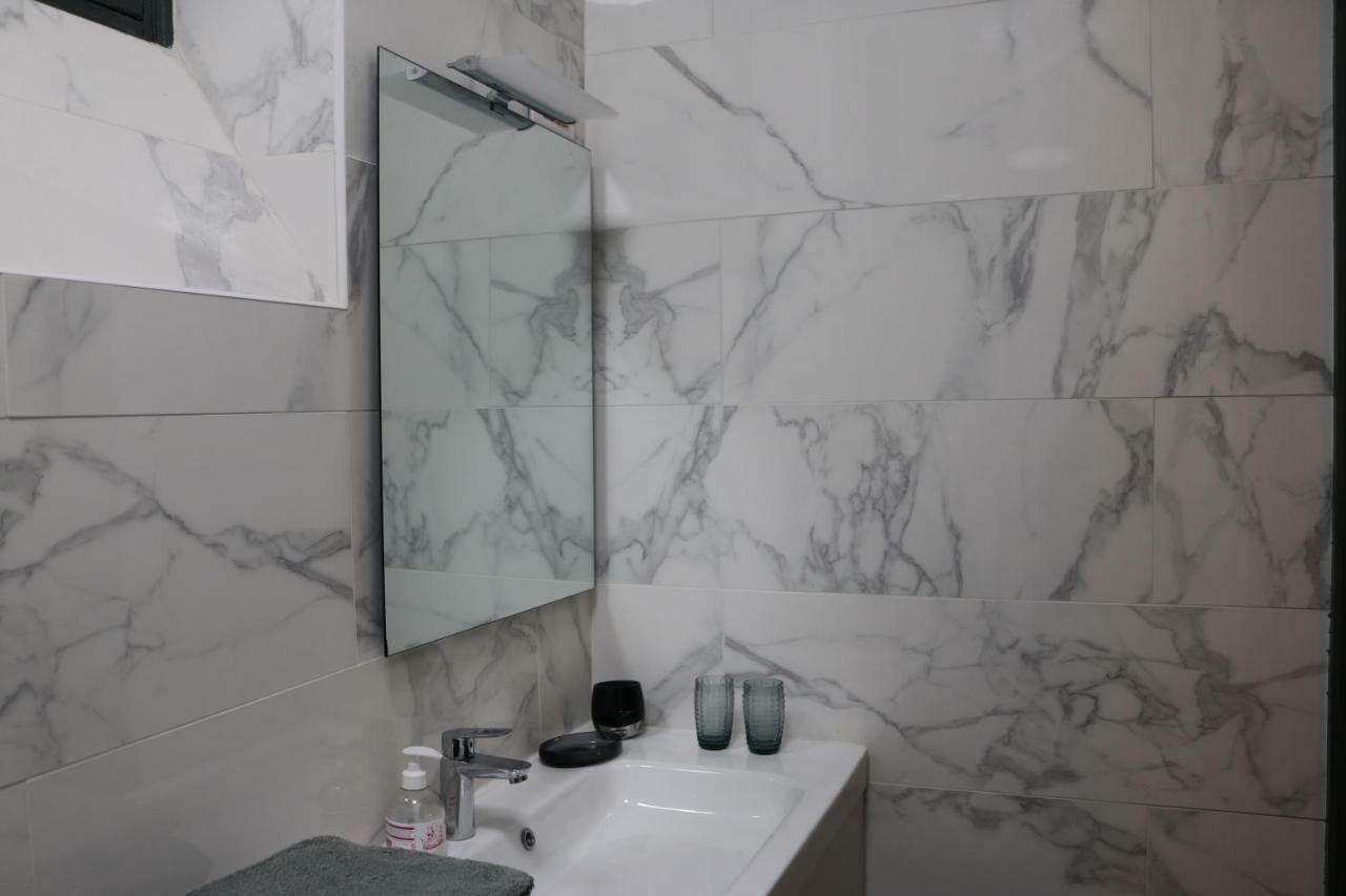 Large & Bright Apartment, Paris, Montmartre-opera, Picturesque Rue Des Martyrs
