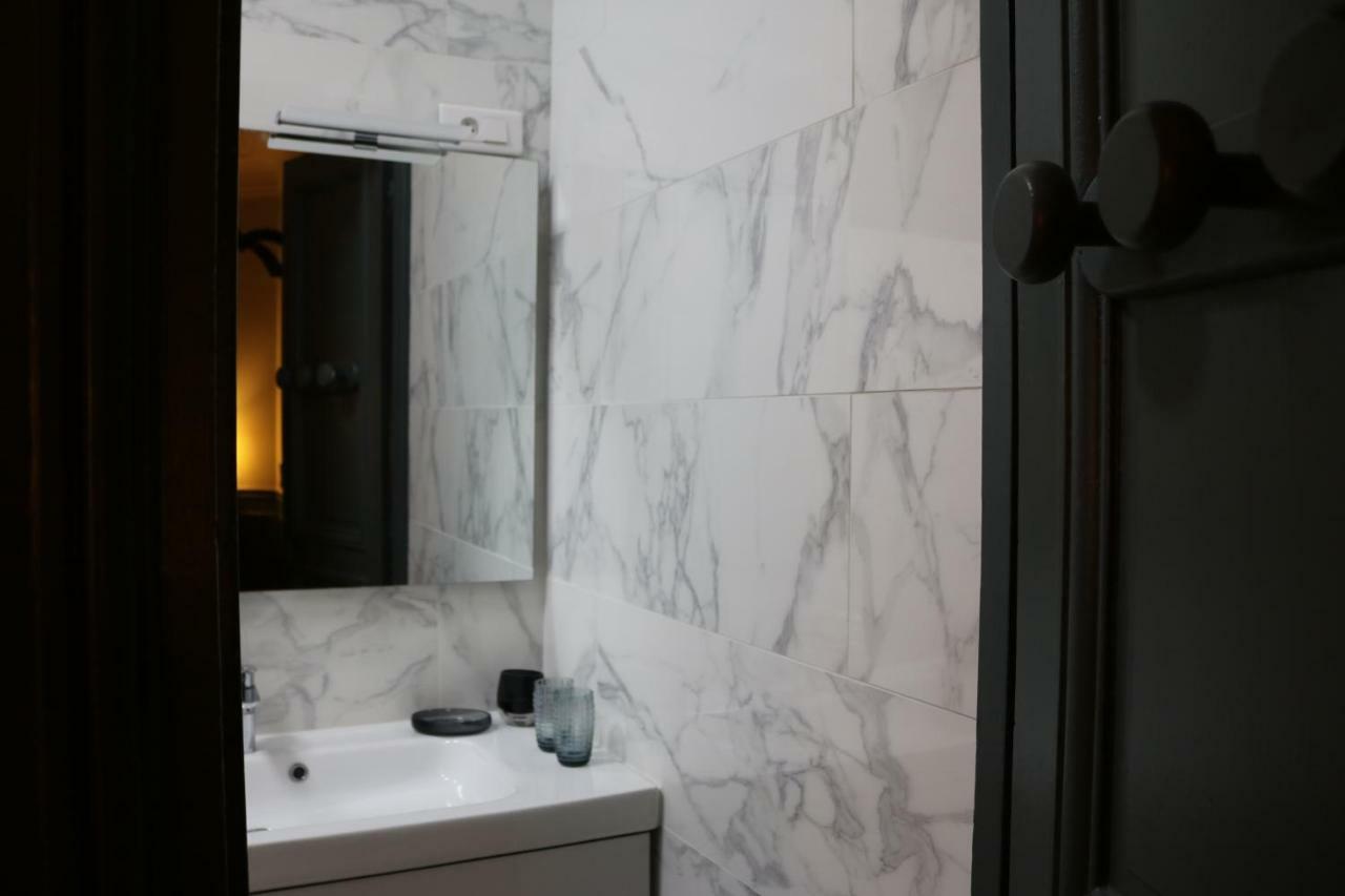 Large & Bright Apartment, Paris, Montmartre-opera, Picturesque Rue Des Martyrs