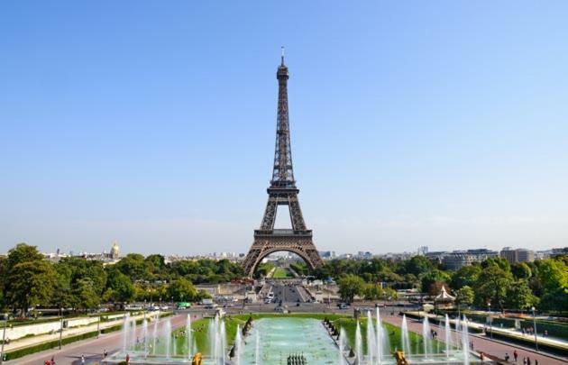 The Charming Trocadero Eiffel Tower Couette-café