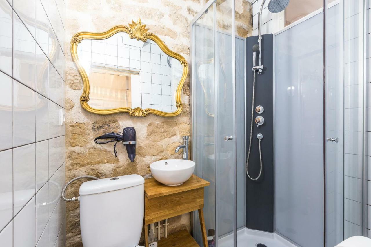 Attractive 25 M2 In A District * Paris