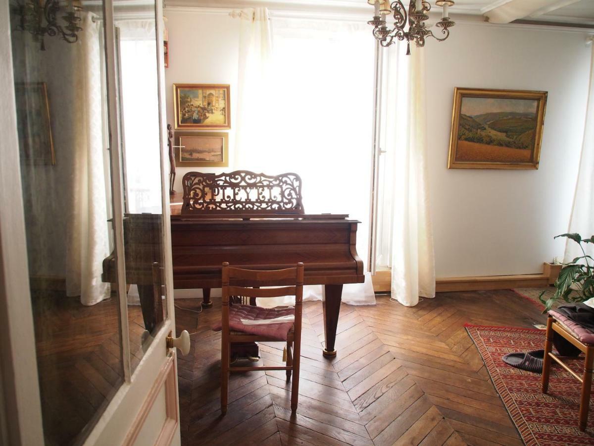 Very Large Private With Own Bathroom, In Montmartre