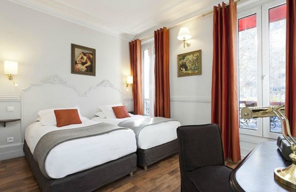 Hotel De La Porte Dorée 3*