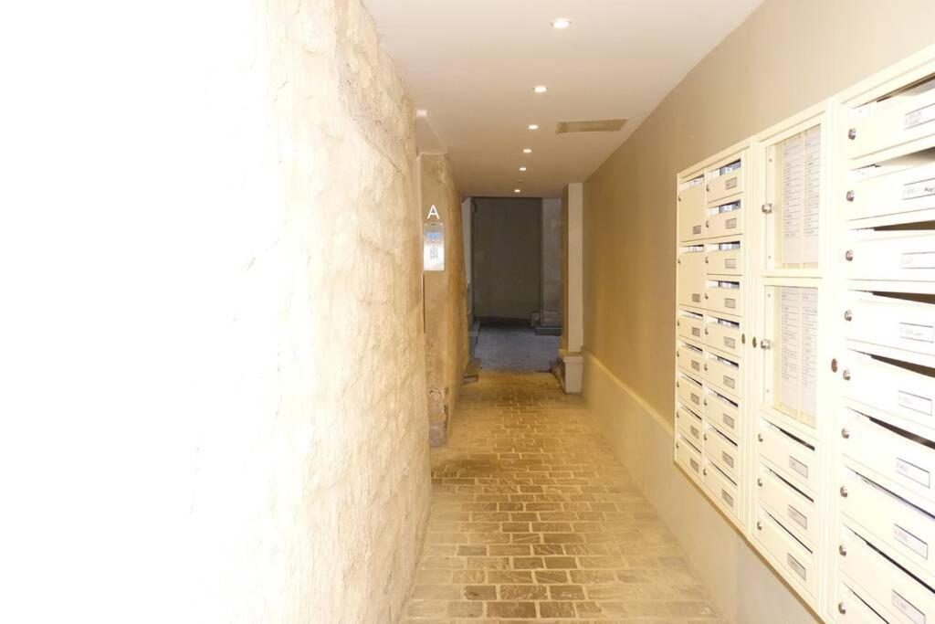 Apartment Typical Marais 3 Bedroom - Beaubourg Paris