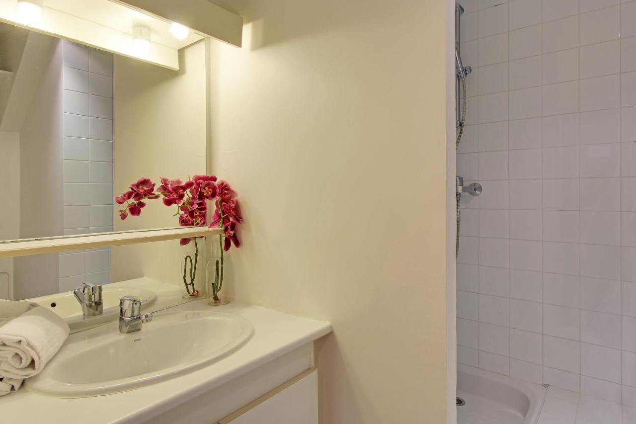 S09278 - With Patio For 3 People, Grand Boulevards Apartment Paris