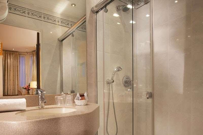 Cecilia Arc De Triomphe Hotel Paris