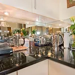 Luxury, Calm And Elegance In The Heart Of Champs-Elysees With A Bottle Of Champagne Upon Your Arrival !!!