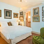 Luxury, Calm And Elegance In The Heart Of Champs-Elysees With A Bottle Of Champagne Upon Your Arrival !!!