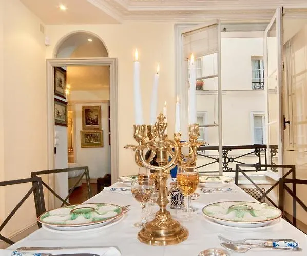 Luxury, Calm And Elegance In The Heart Of Champs-Elysees With A Bottle Of Champagne Upon Your Arrival !!!