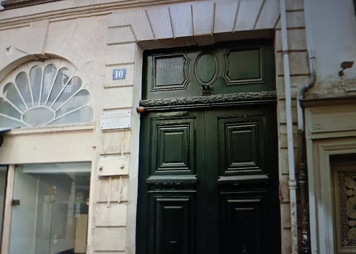 6 Arr Apartment