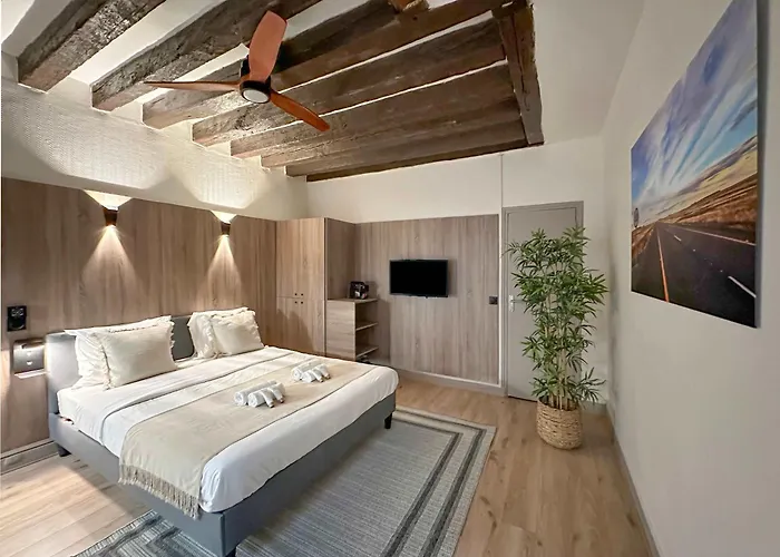 Elegant Studio Steps Away From Iconic Landmarks