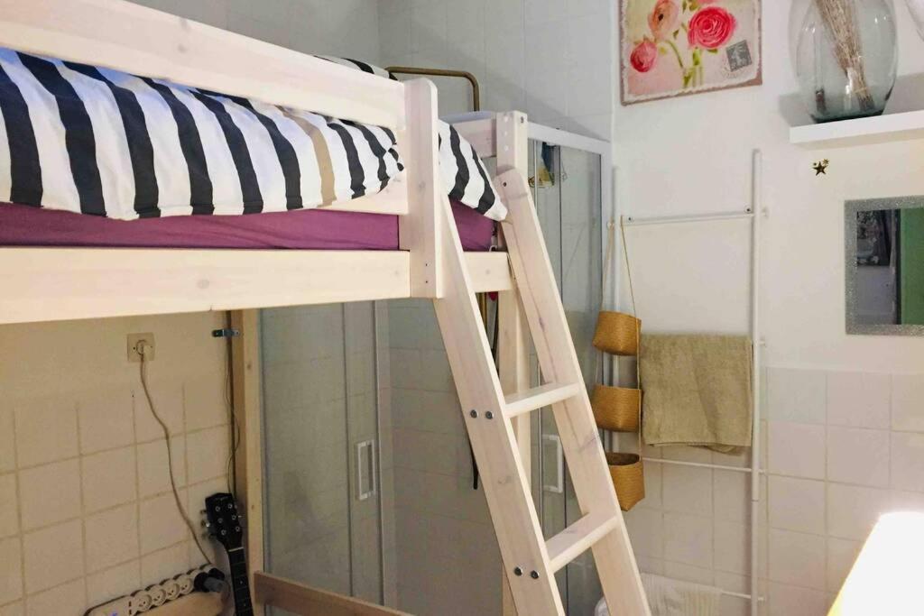 Le Studio De Martine: Parisian Charm Near Moulin Rouge Paris