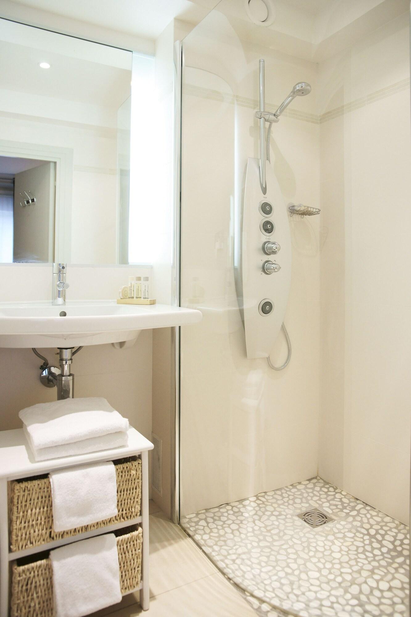 Hotel Apollinaire Paris