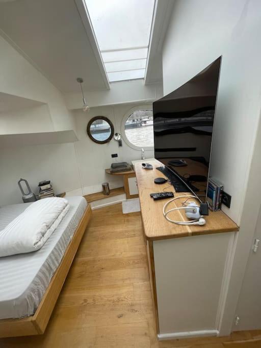 Sejour Sur Peniche De Luxe Face Tour Eiffel Botel *