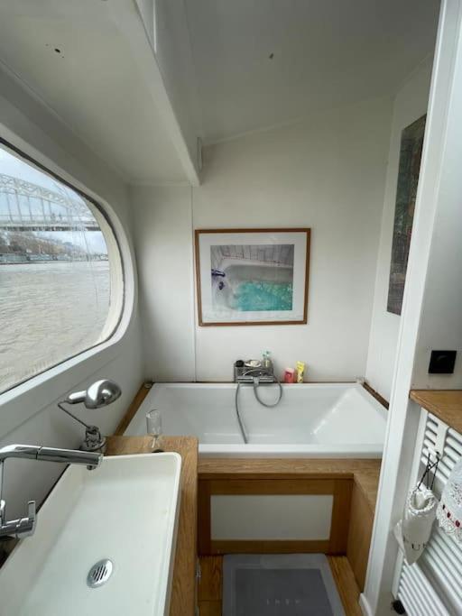Sejour Sur Peniche De Luxe Face Tour Eiffel Botel