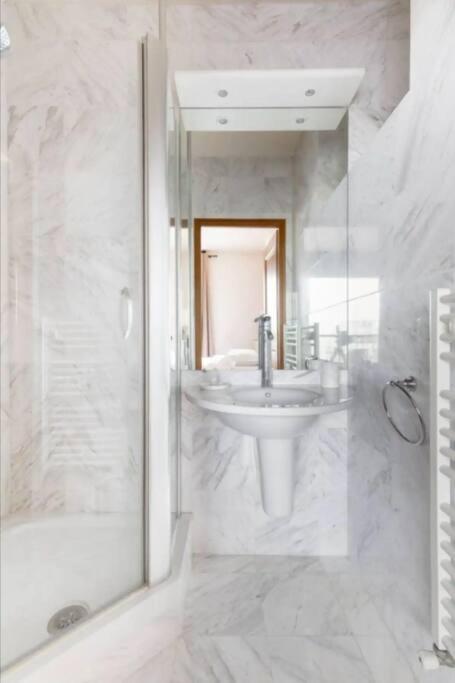 Avenue Montaigne Luxury Apartment 2Br 4P * Paris