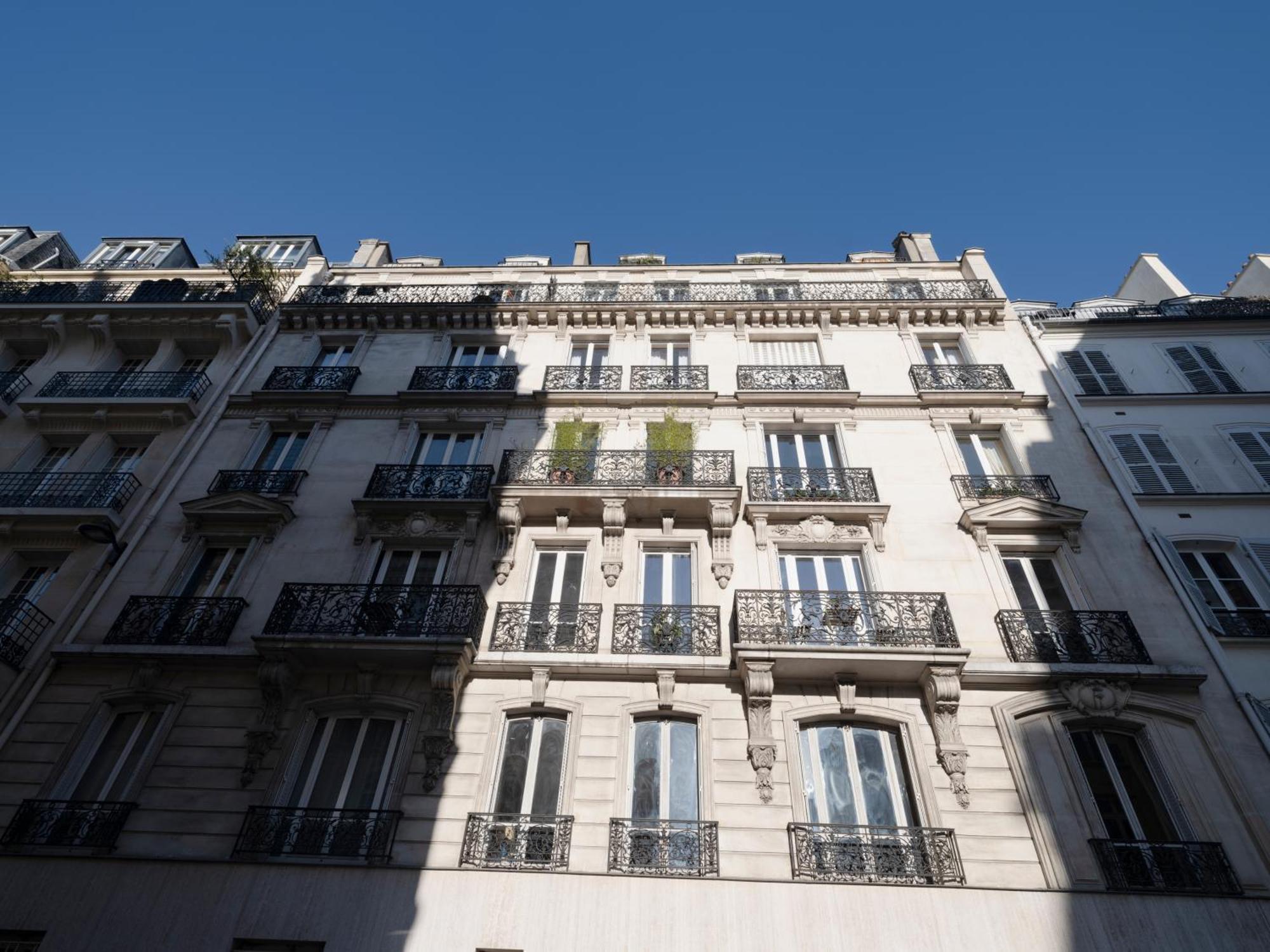 Apartment Eiffel Tower Design