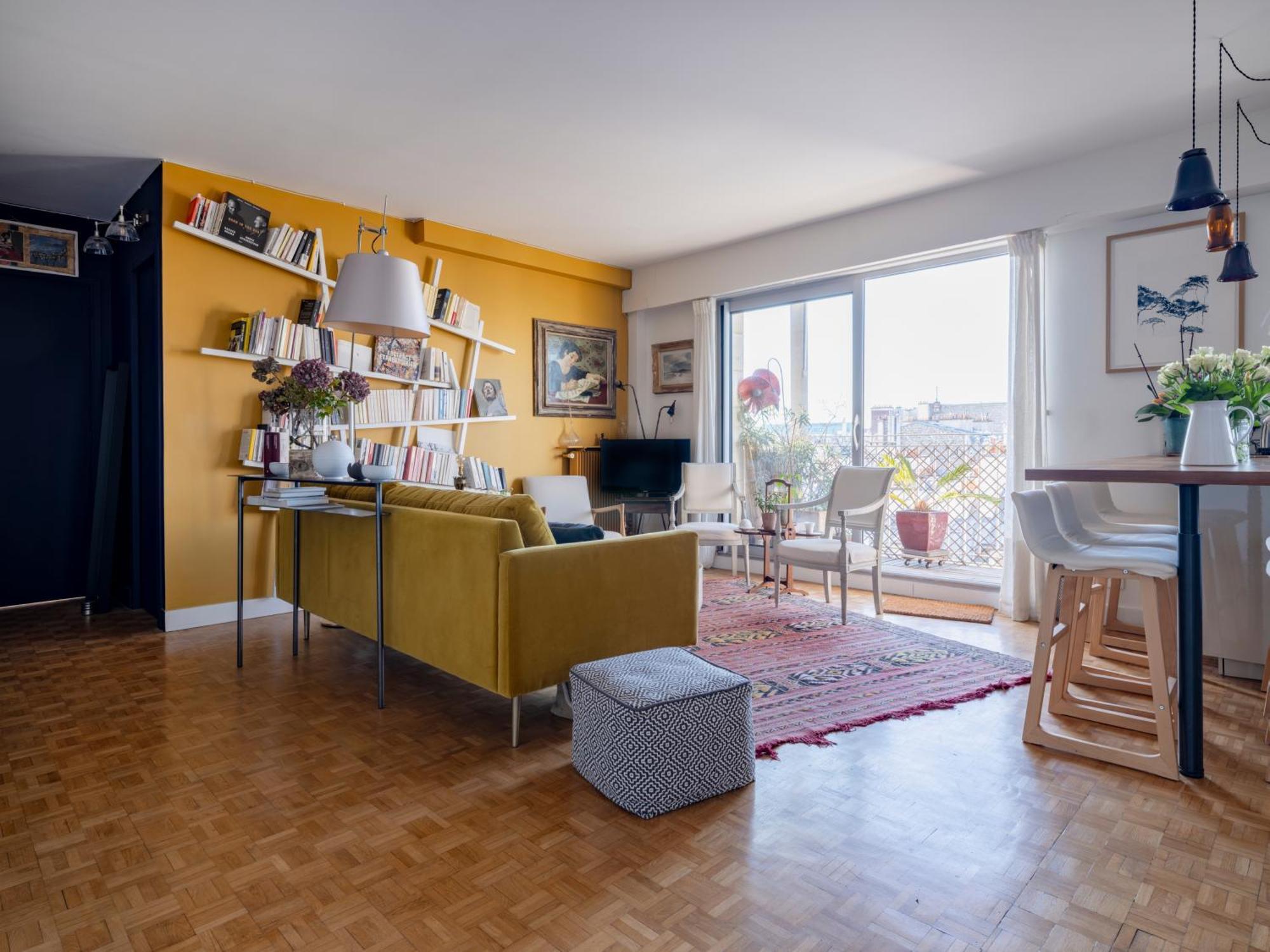 Apartment Eiffel Tower Design *