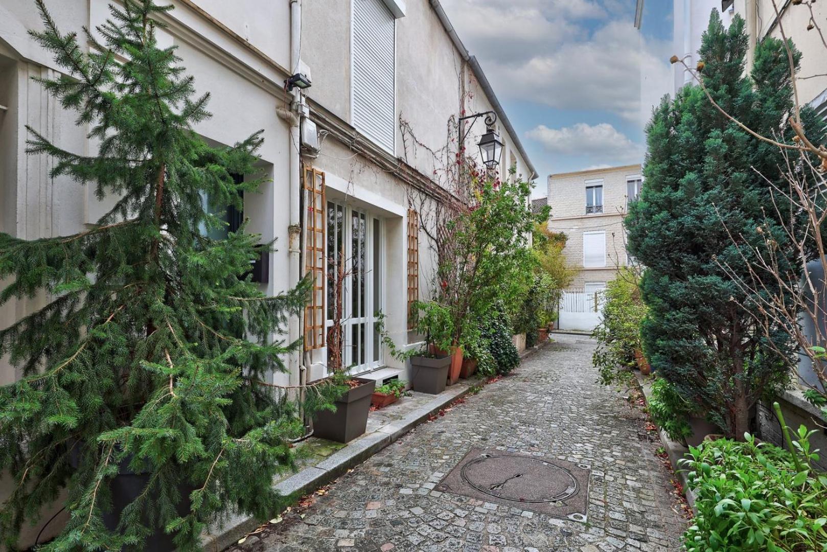 664 Deligny - Superb In