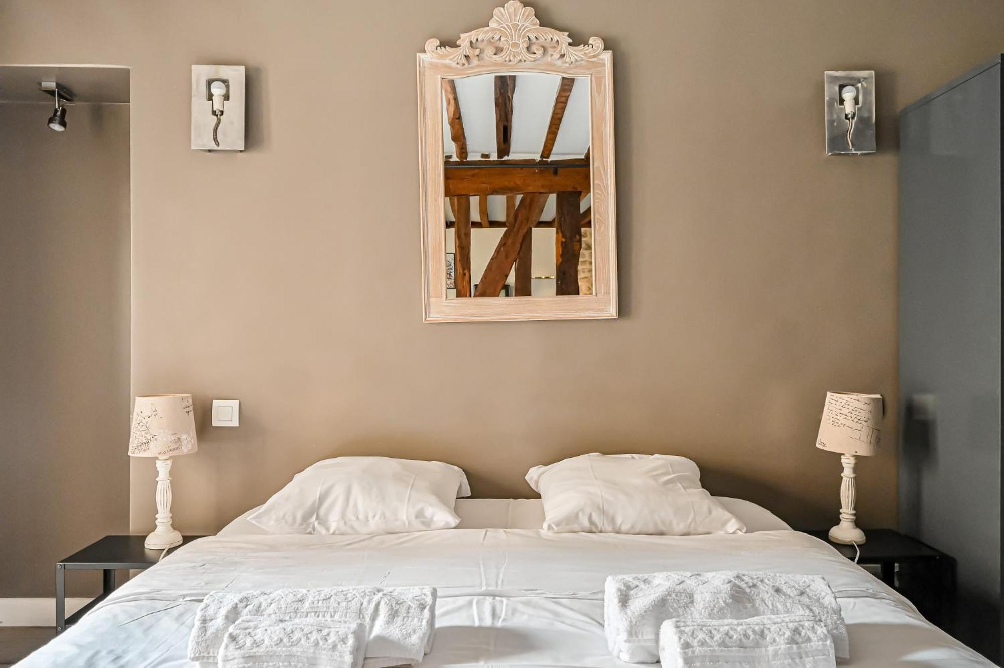 Apartment Grand 2 Pieces Typique Du Marais *