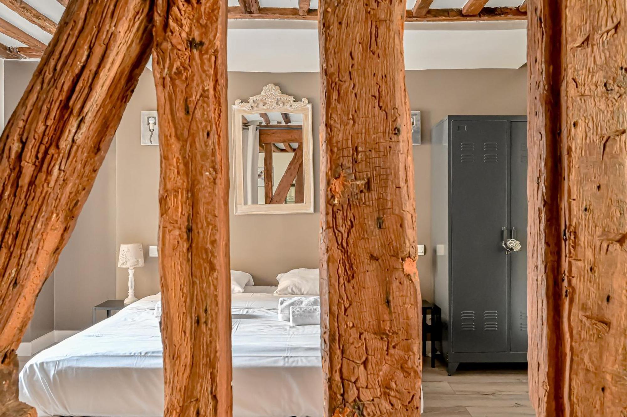 Apartment Grand 2 Pieces Typique Du Marais Paris
