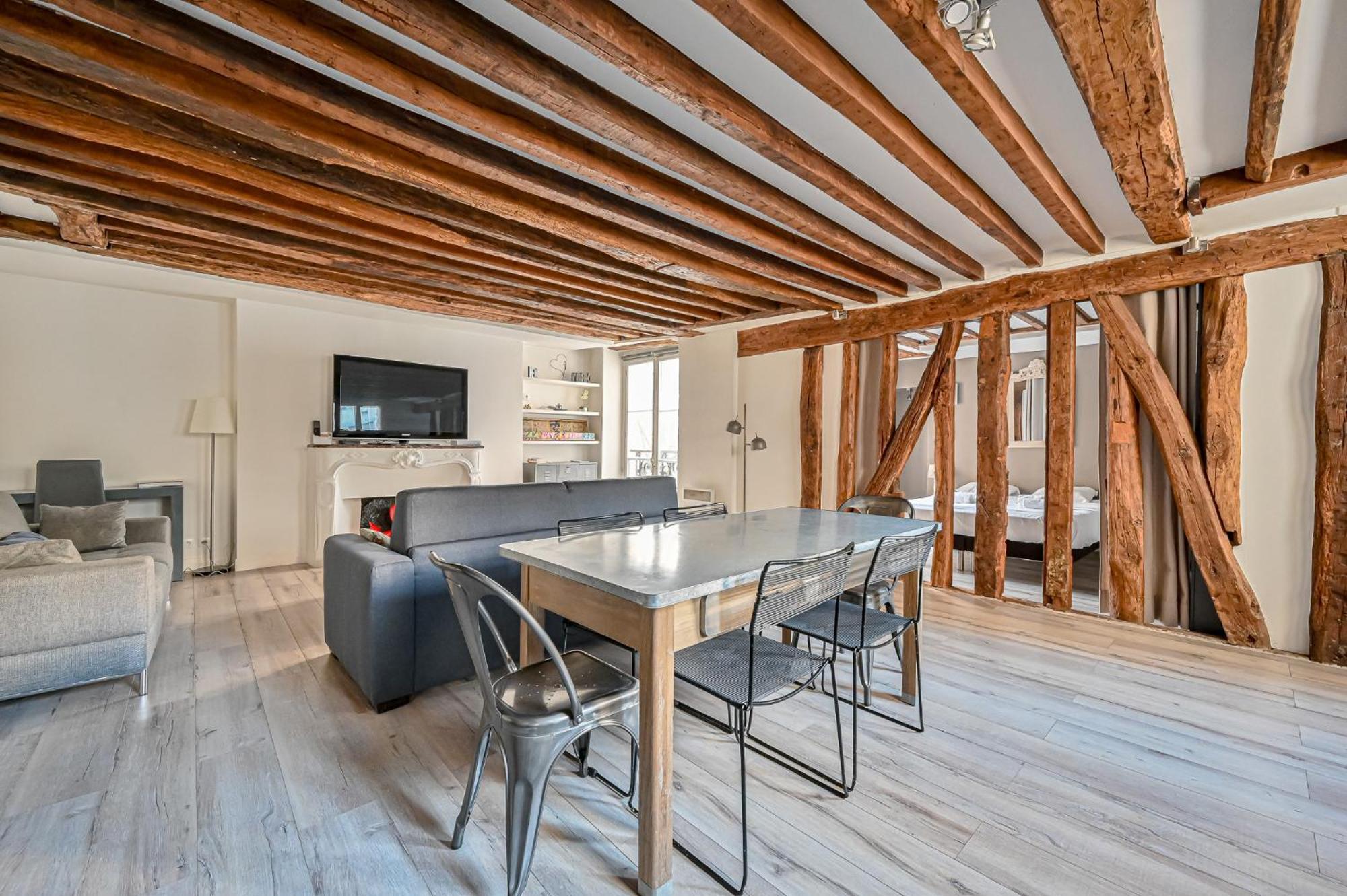 Grand 2 Pieces Typique Du Marais Apartment