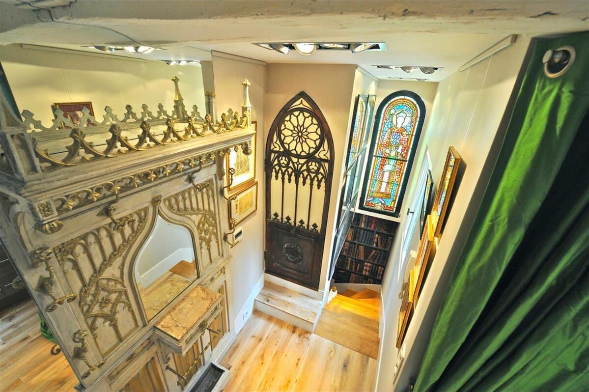 A Balcony On Notre Dame *