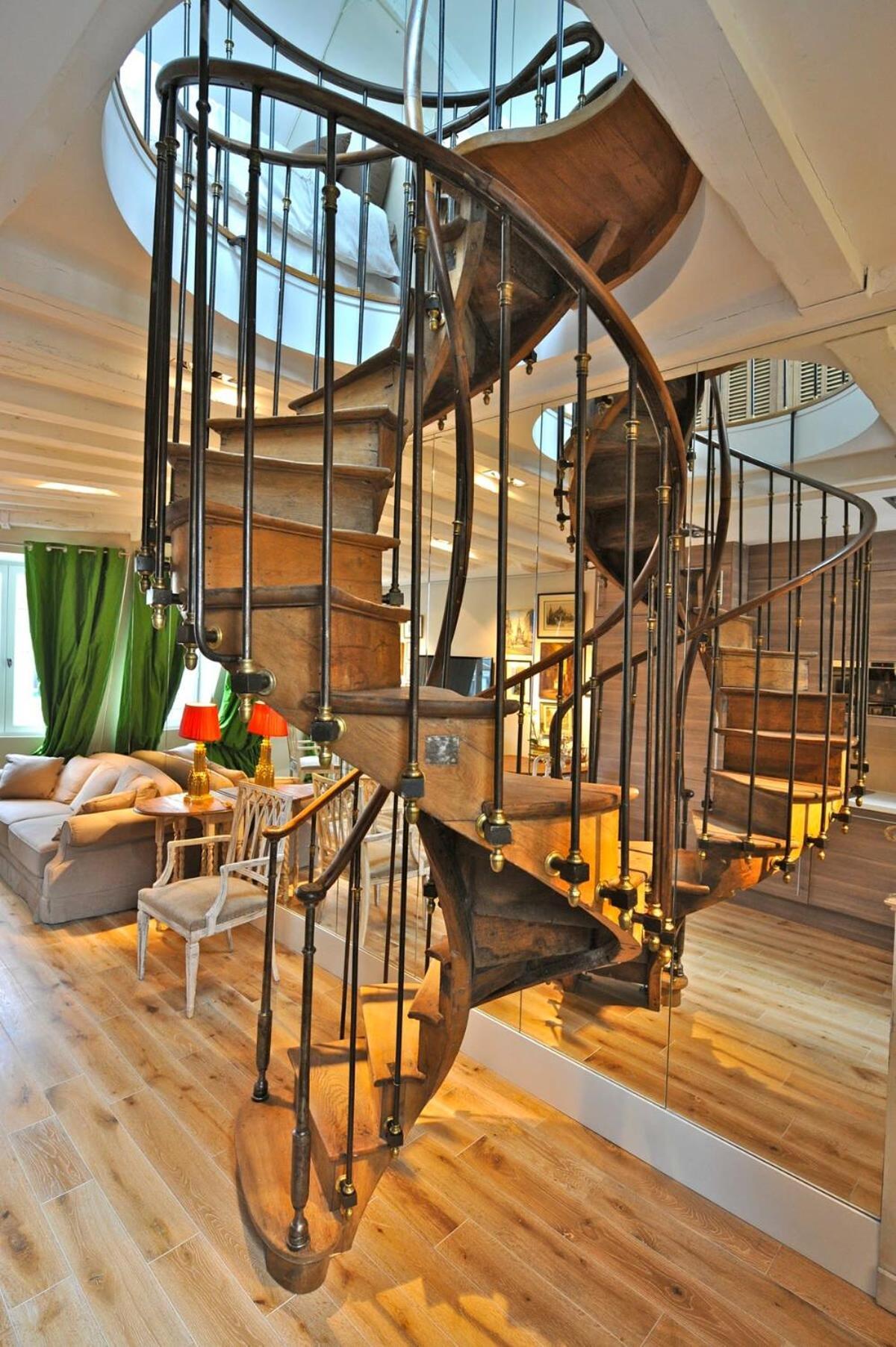 Apartment A Balcony On Notre Dame Paris
