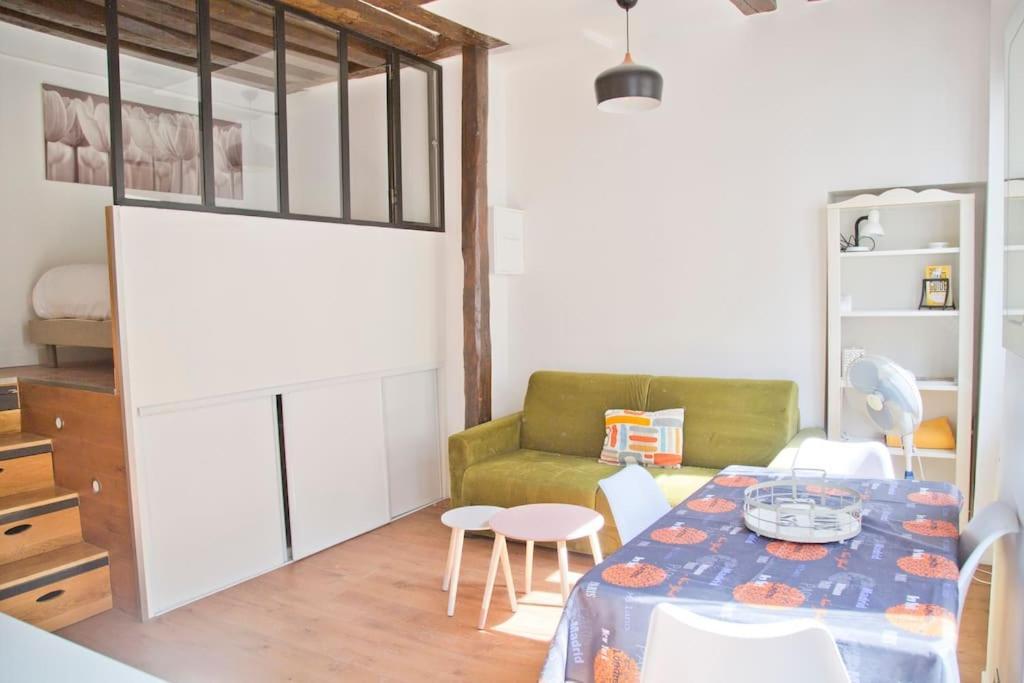 Charming Rue Des Rosiers Apartment *
