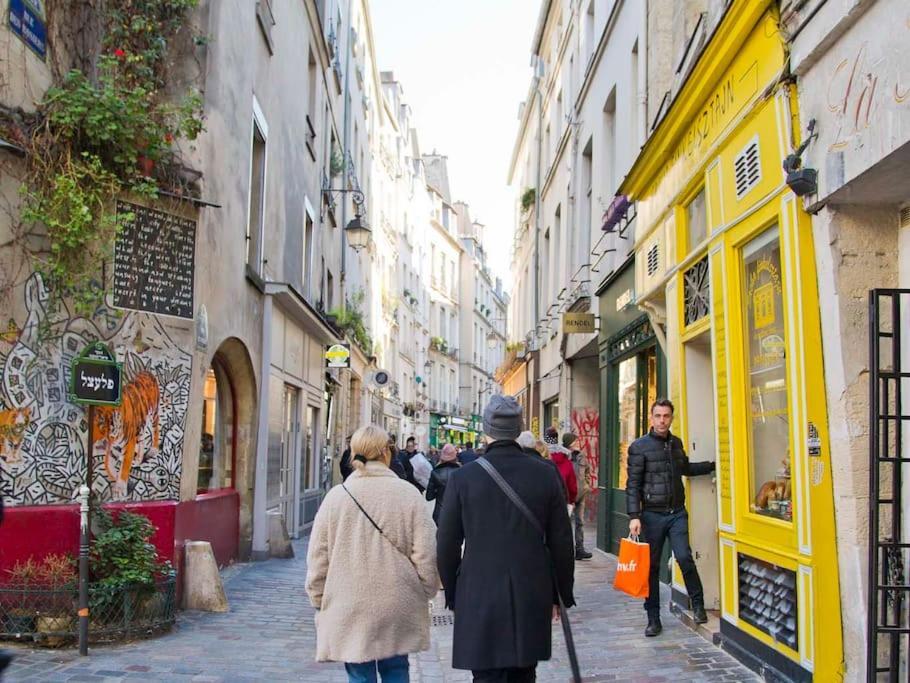 Charming Rue Des Rosiers