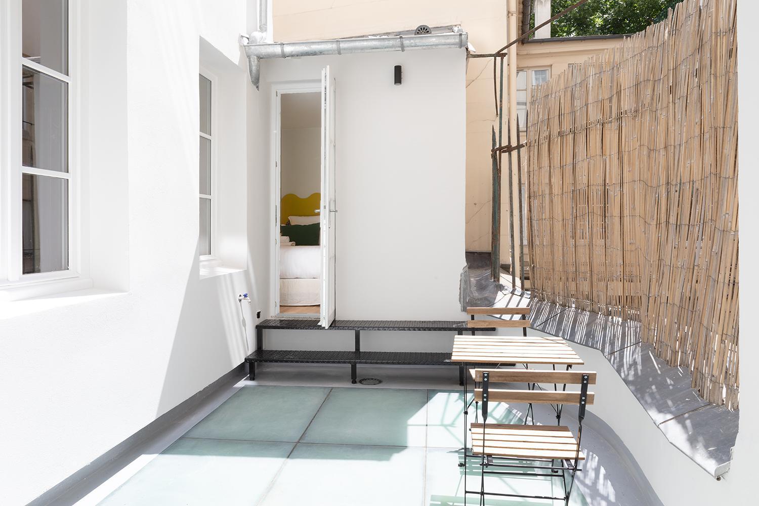 Collection Serviced In Notre Dame - Rue Savoie Paris