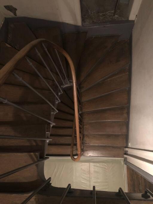 Coeur Vieux Paris. Pied Du Metro.tout Equipe Appartement
