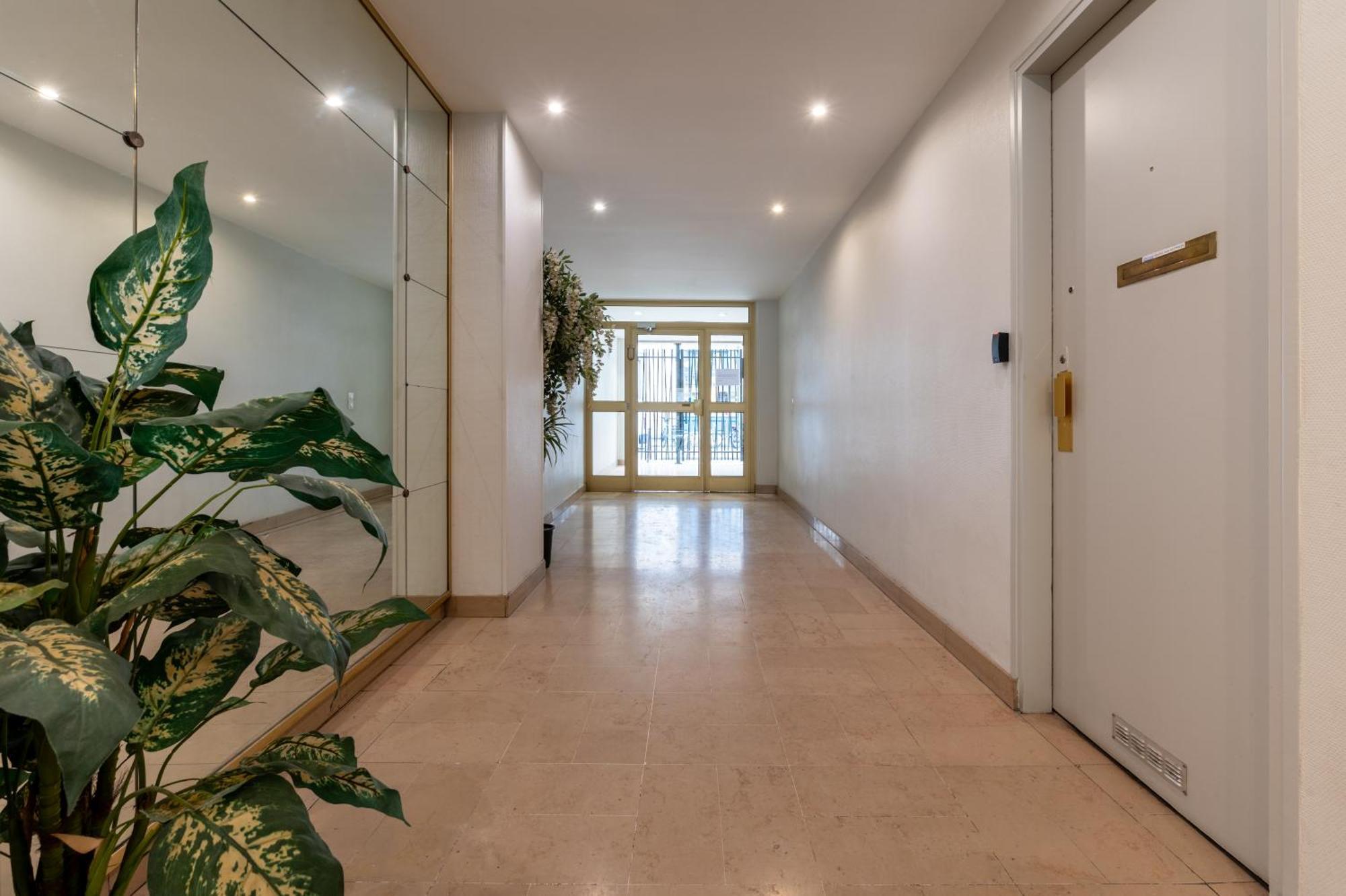 Stylish 1bd Flat With Patio Rue Des Petites Ecuries Apartamento *