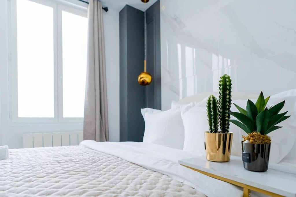 Luxurious With Stylish Design And Comfort - 104 Apartment *