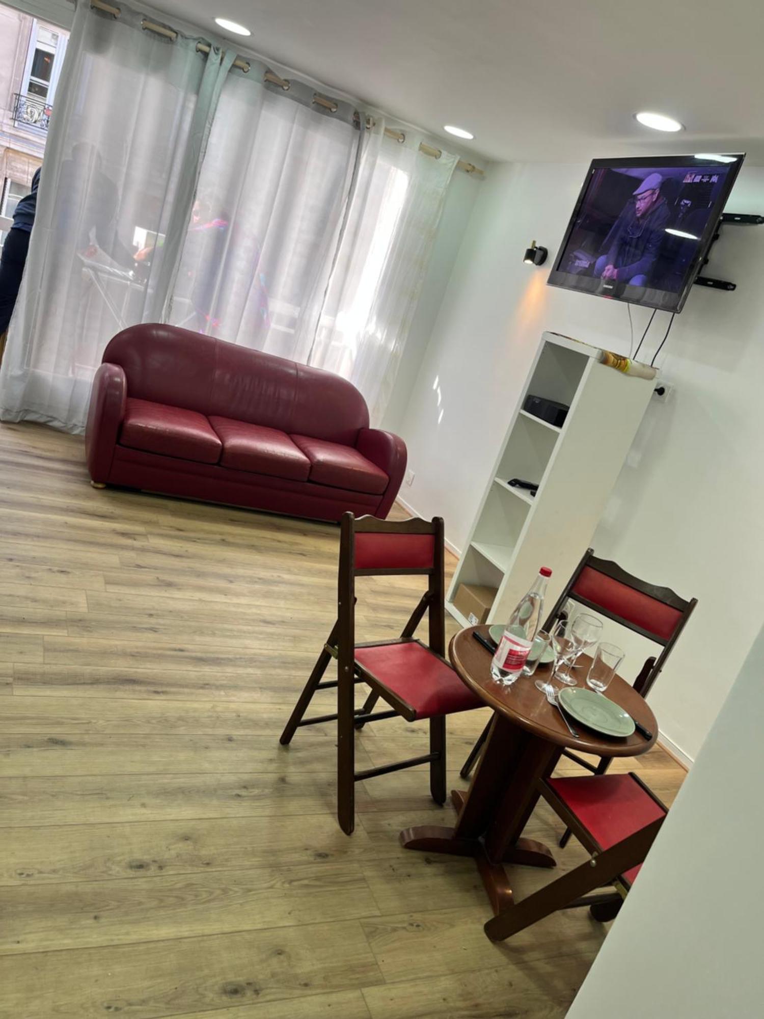 Idealement Place Apartment Paris