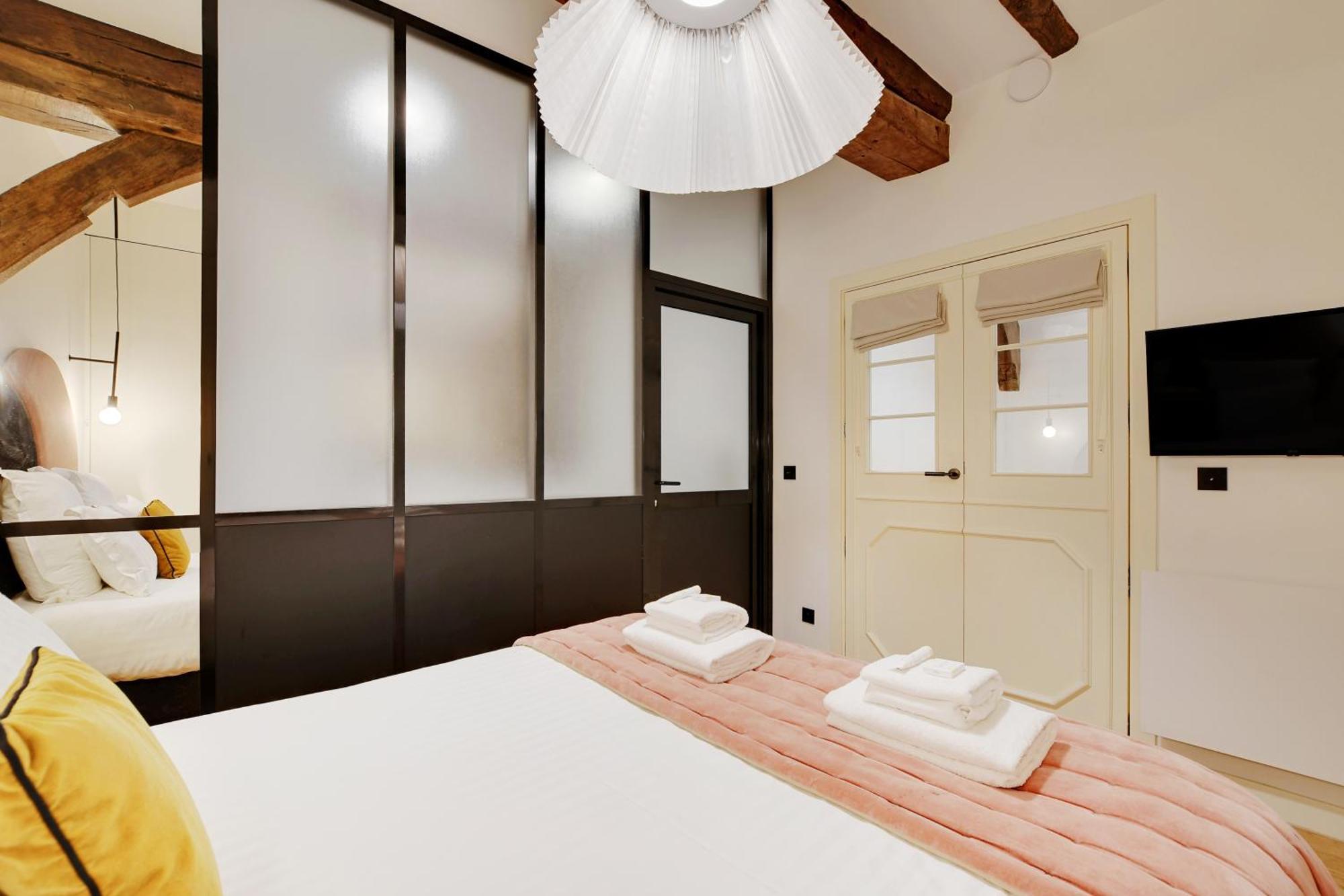 Sereners - Charming Serviced - Place Des Vosges Apartment