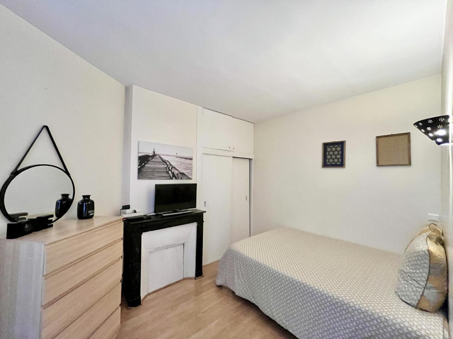 Center Quarter Latin 1 Bedroom
