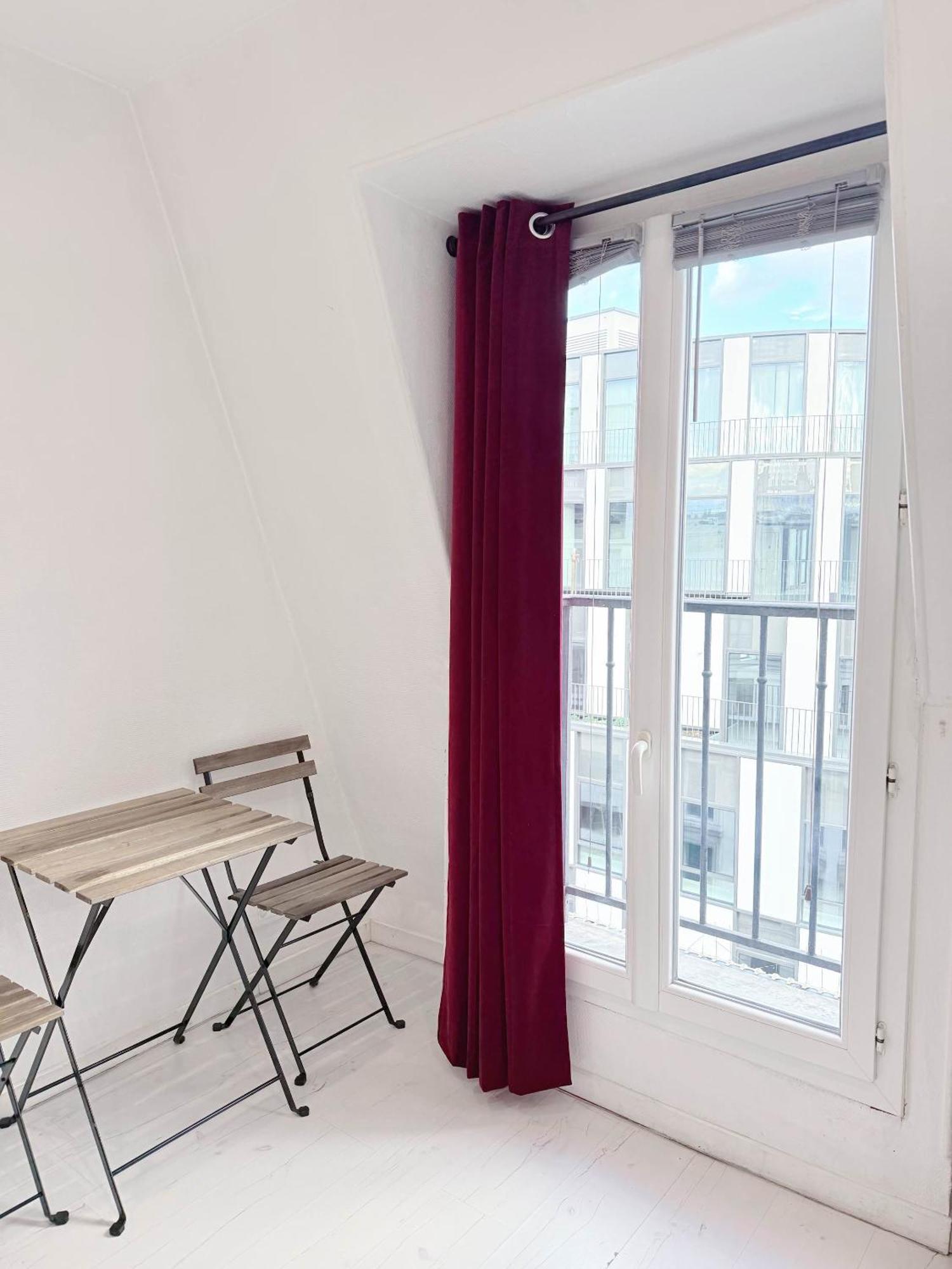 Modern Near Place De La Bastille Voltaire * Paris