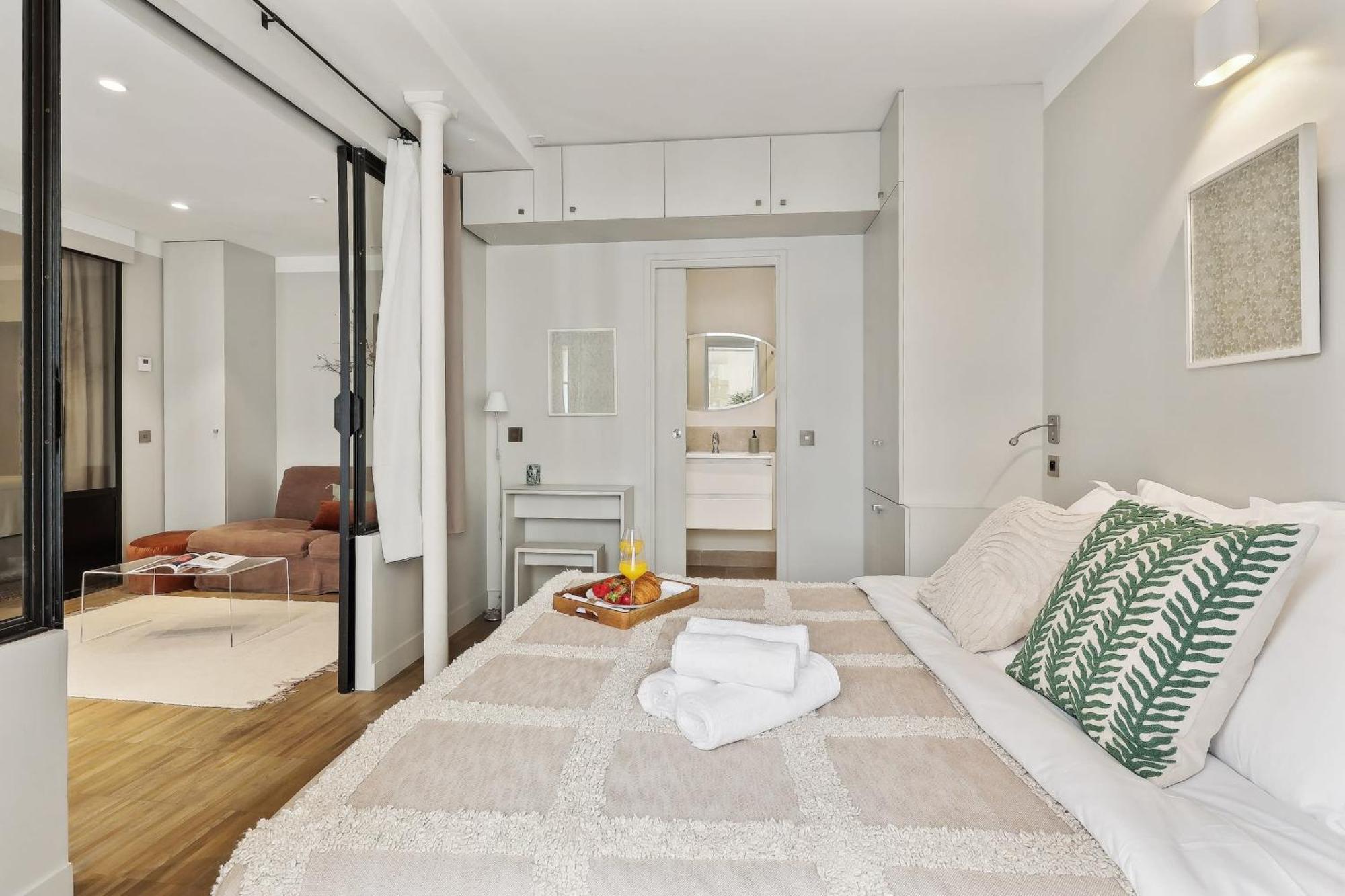 Le Marais & Place Des Vosges - Cityapartmentstay Paris