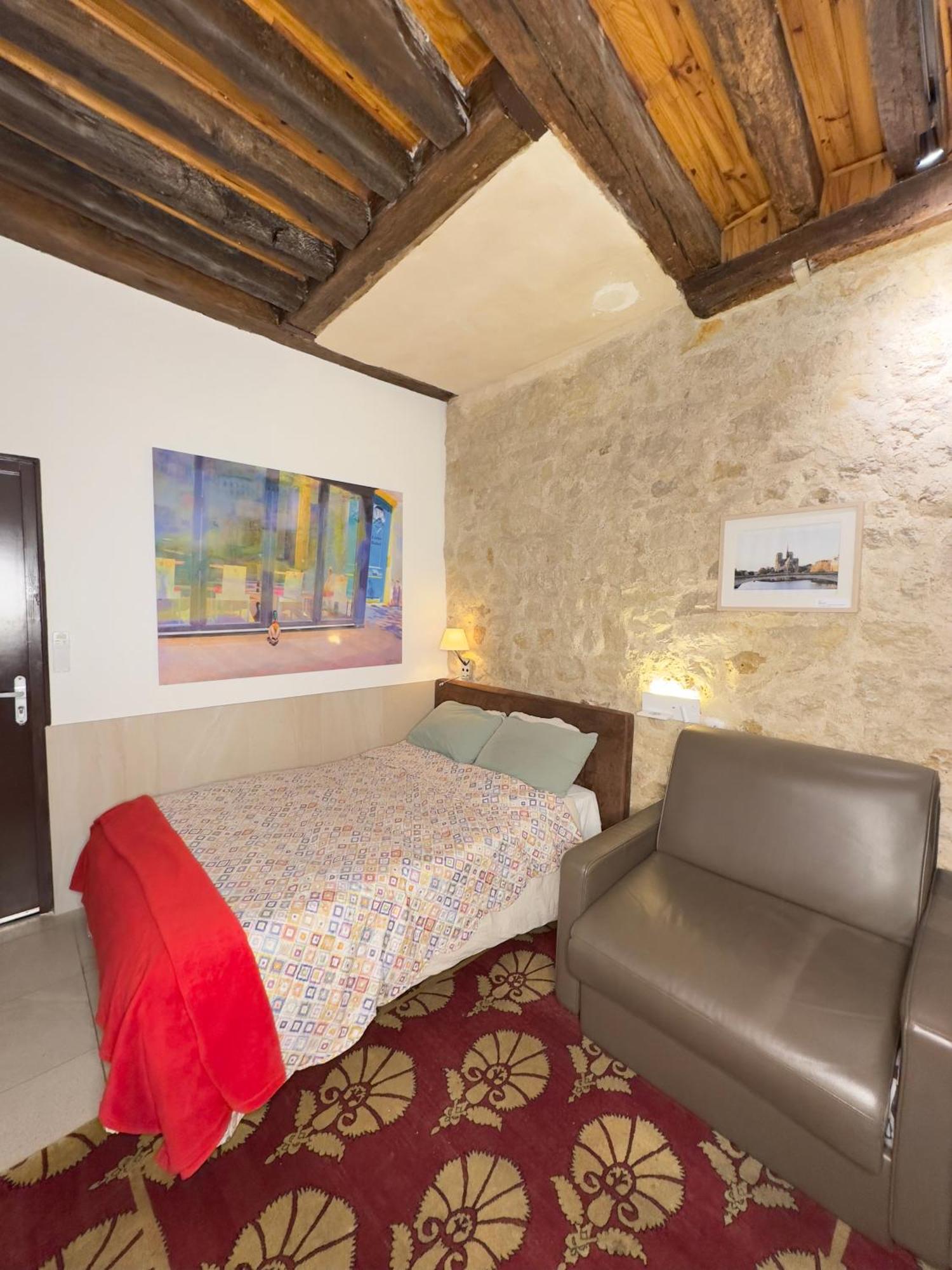 Charles V Flat Ground Floor * Paris