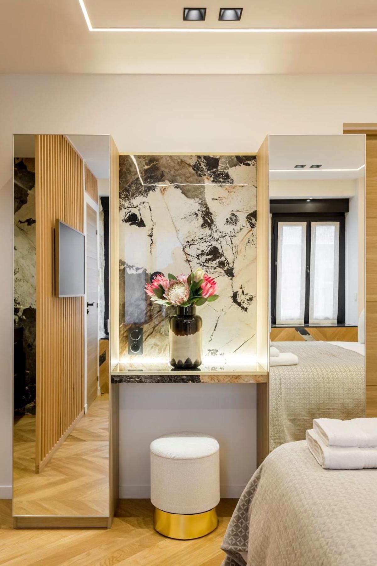 Apartment B1 Beautiful, Luxury Near Eiffel Tower Sleeps Ac
