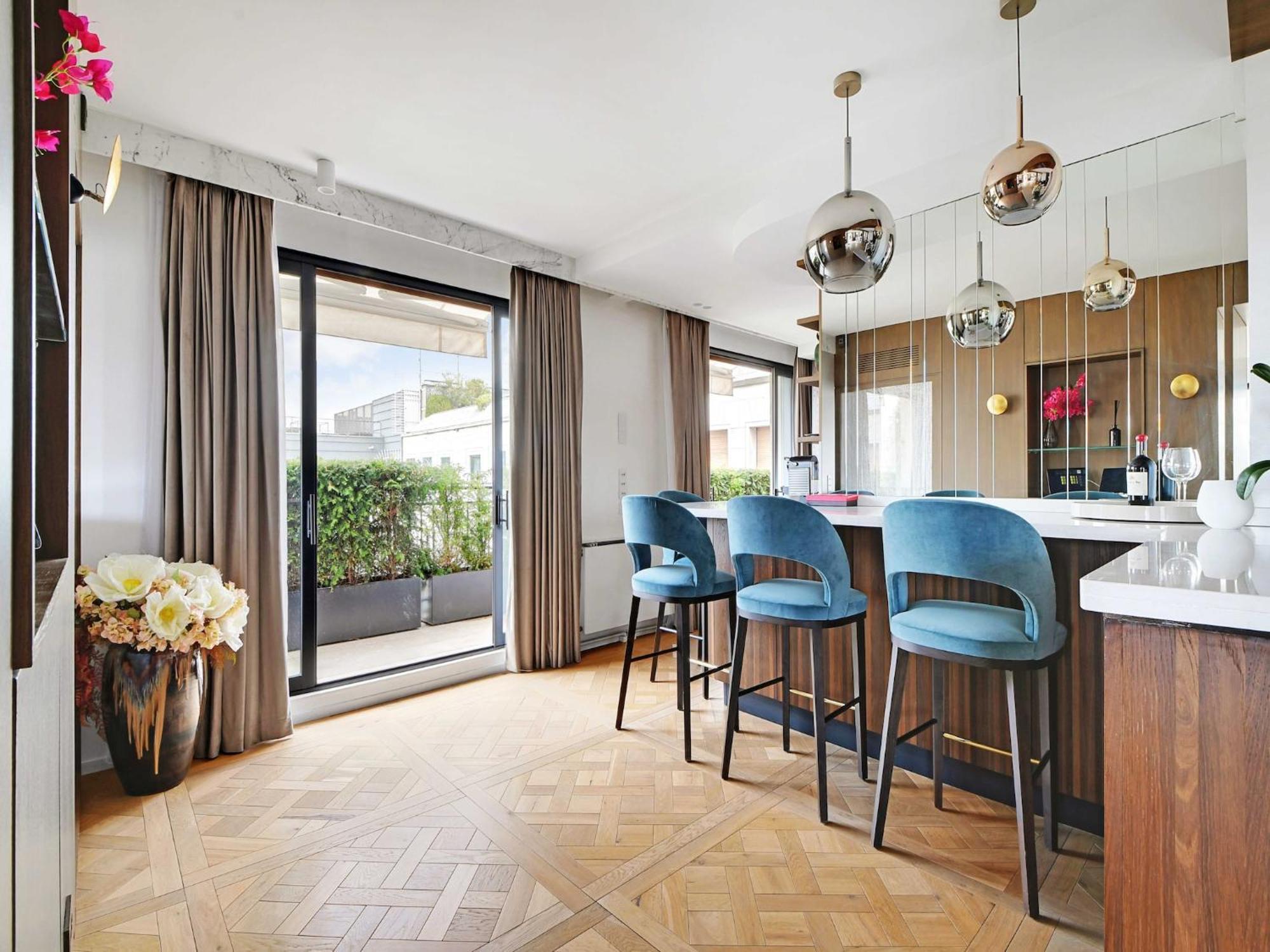 Luxurious With Balcony-3br-6p-champs-elysees Apartment