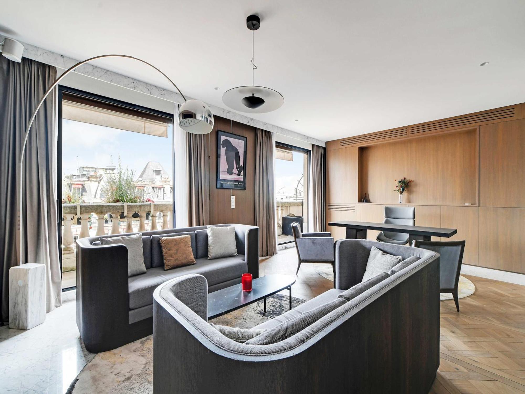Luxurious With Balcony-3br-6p-champs-elysees Apartment