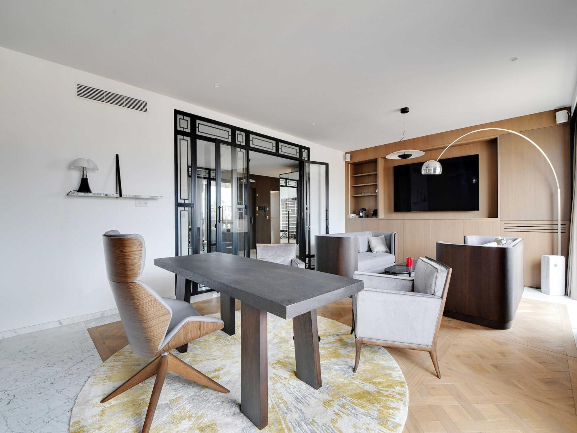 Luxurious With Balcony-3br-6p-champs-elysees Apartment *