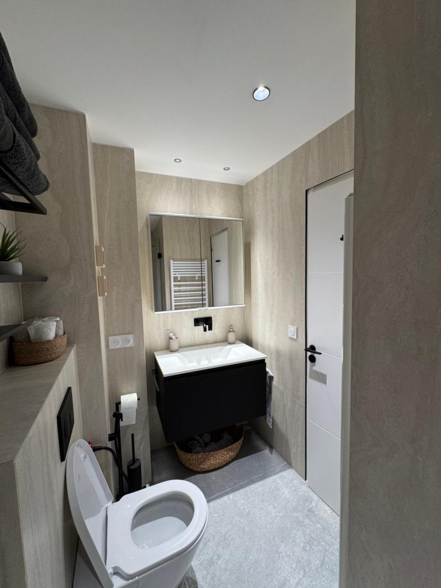 2 Bedroom Renovated In The Heart Of Apartment