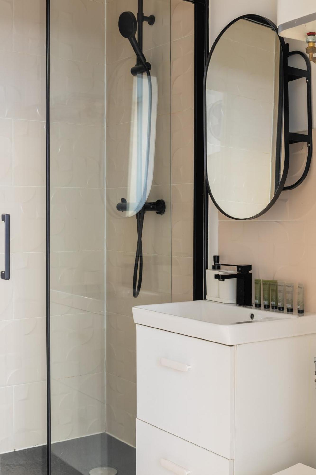 Enjoy In A Lovely Nest With Modern Design Apartment Paris