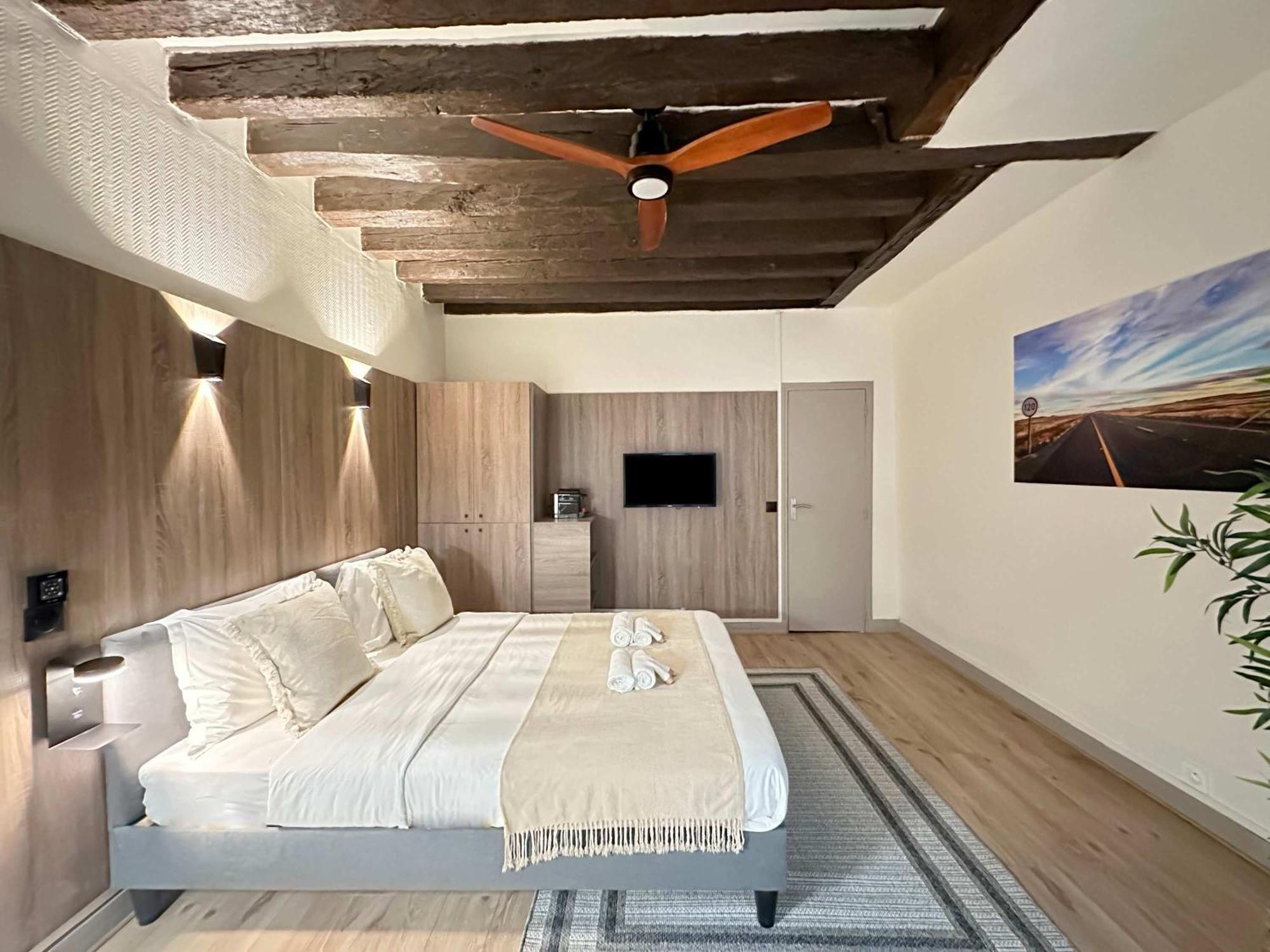 Elegant Steps Away From Iconic Landmarks Apartment