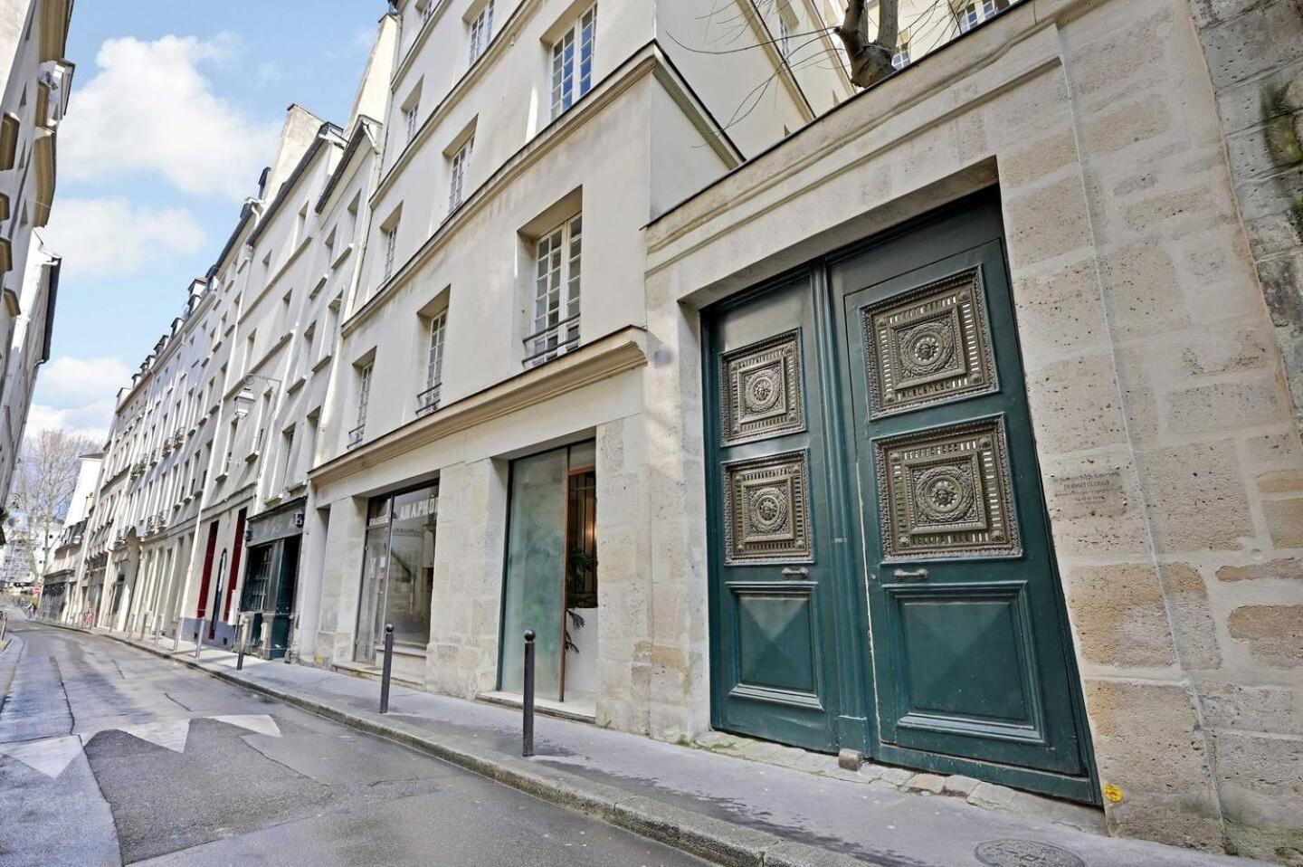 Maitre Apartment *