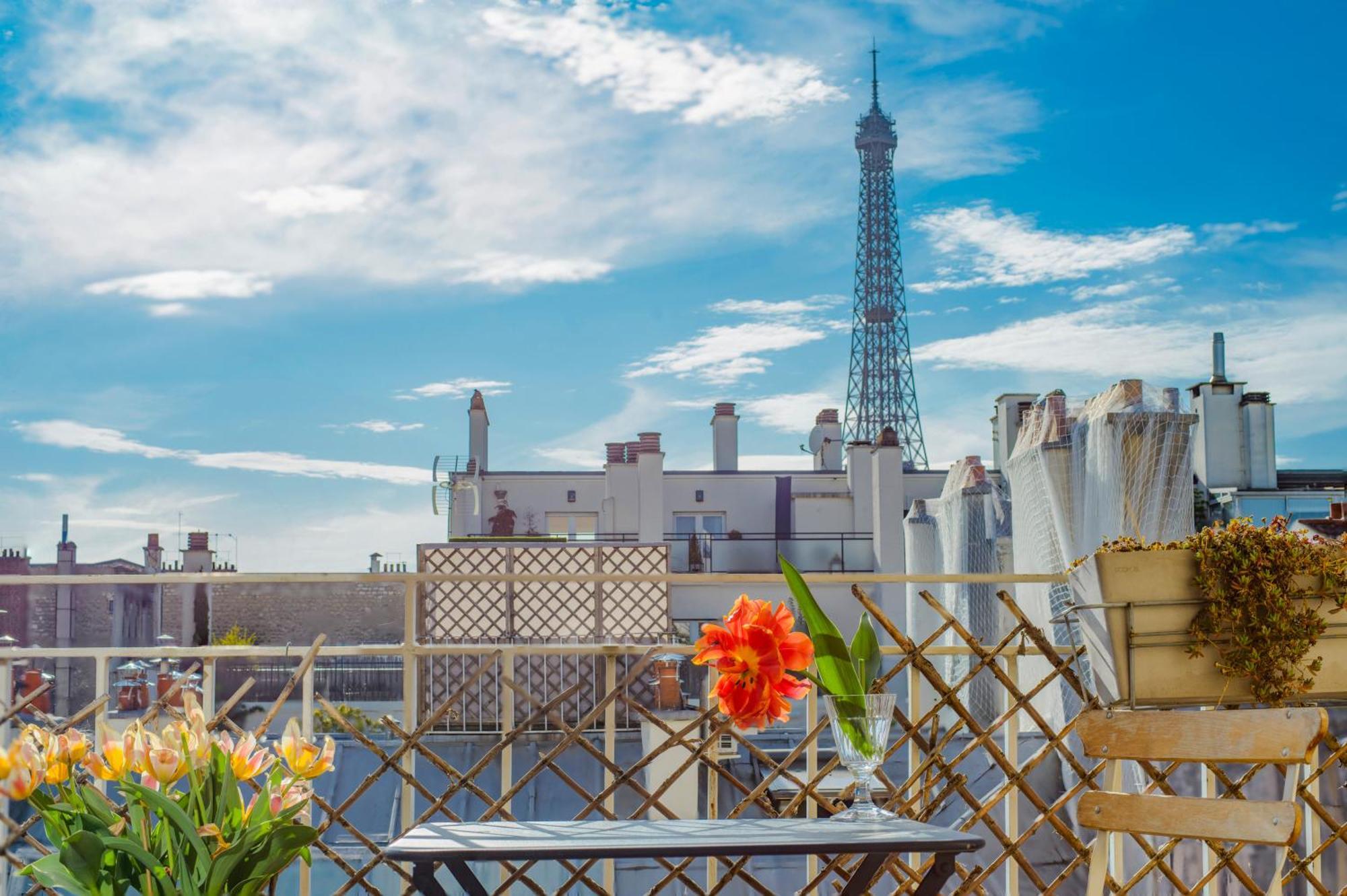 Apartment Eiffel Tower Design